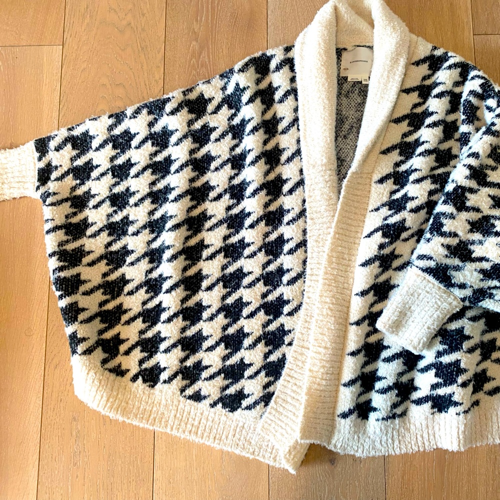 OS Anthro open front batwing sleeve cardigan. Houndstooth print.